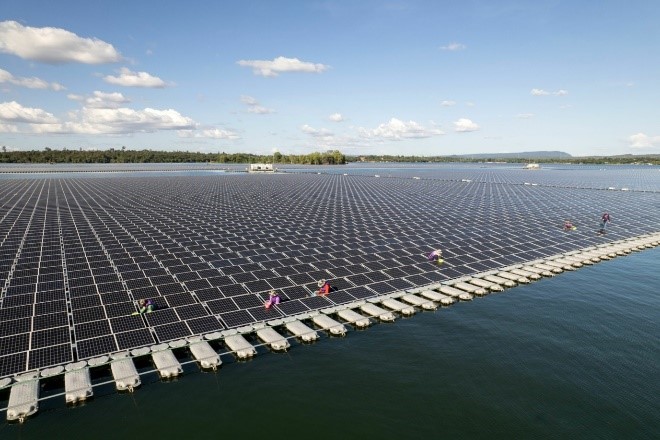 Floating solar farm at the Sirindhorn Dam in Thailand Photo by Nicolas Axelrod/Bloomberg